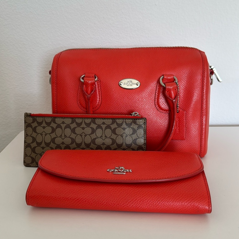 Coach soft grained leather bag with adjustable strap
AND matching wallet